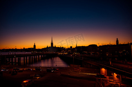 火车剪影摄影照片_斯德哥尔摩城市景观天际线在日落、黄昏、瑞典的剪影