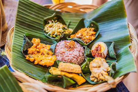 Nasi lemak、Nasi Campur、印尼巴厘岛米饭配土豆饼、沙爹、炸豆腐、辣煮鸡蛋和花生