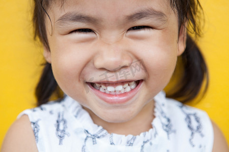 亚洲孩子露齿微笑脸与 happi 的特写脸