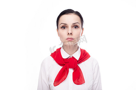 穿着白衬衫、脖子上挂着红围巾的悲伤女人