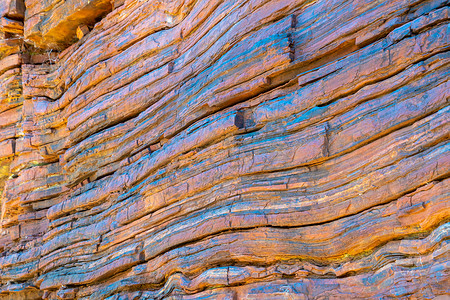 卡里基尼国家公园的天然石棉层层闪烁着蓝色光芒