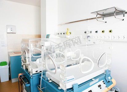 胎儿保温箱摄影照片_婴儿保温箱设备 - 新生儿重症监护室