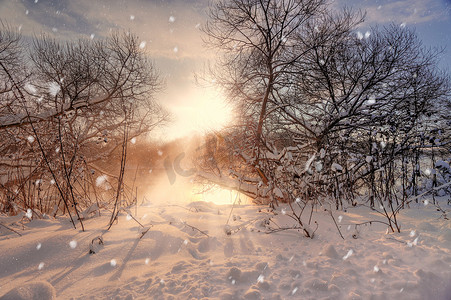 太阳和雪花。