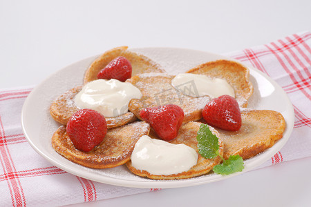 奶油和草莓小煎饼