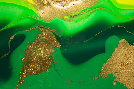 液体绿波抽象背景上的金点。