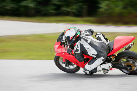 摩托车练习倾斜到轨道上的快速弯道