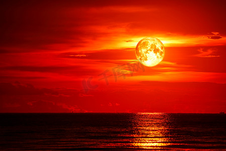 海上和海洋上的满血月亮最后浅红色的天空剪影 c