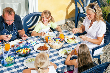 一家人吃饭摄影照片_一家人在花园里吃饭