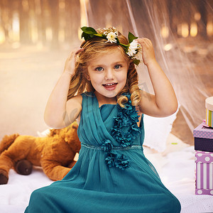 森林童话摄影照片_鲜花对于童话公主来说很重要。