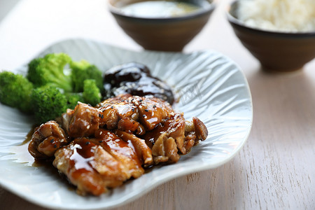 日本料理，木质背景的鸡肉照烧饭