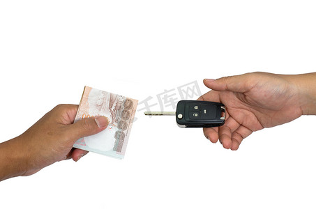 手拿车钥匙摄影照片_手拿钱和车钥匙，隔离在白色背景上