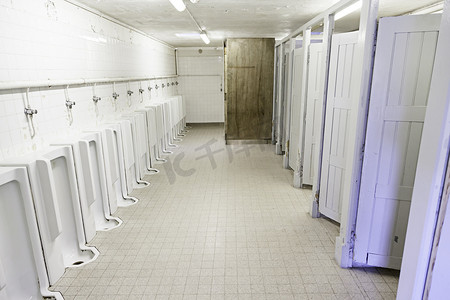 卫生厕所摄影照片_男士浴室、公共厕所