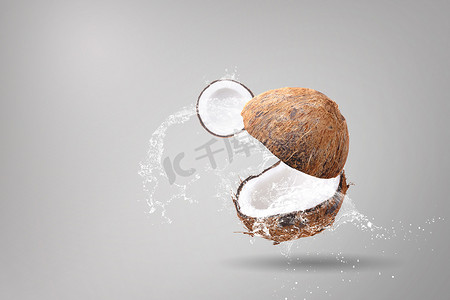 白色背景上的水溅在椰子上
