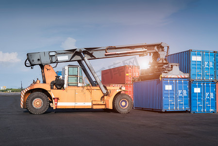 出口全球摄影照片_叉车起重运输中的货物集装箱