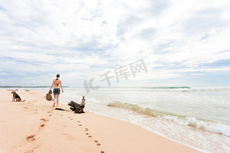 狗脚印摄影照片_斯里兰卡 - 阿洪加拉 - 带着狗出去散步
