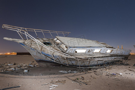 夜晚沙漠中的废弃船只