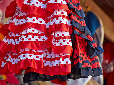 西班牙美丽的传统红色弗拉明戈舞裙