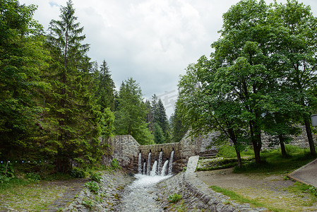 山脉和草地，还有小溪