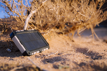 坚固耐用的移动电源，配有太阳能电池板，可在沙漠中充电