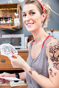 一位时尚女性的肖像，她很高兴为她的新纹身选择两朵玫瑰