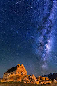 新西兰特卡波湖好牧人教堂上空的银河