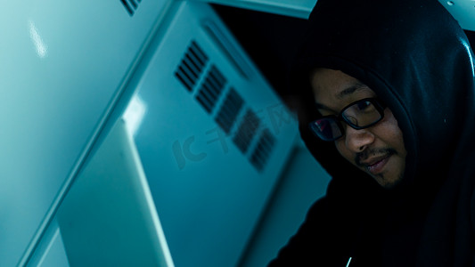 计算机程序员或黑客在笔记本电脑键盘上打印代码