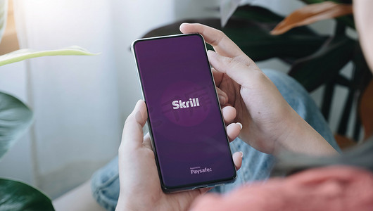 泰国清迈 — 2022 年 2 月 1 日：手机屏幕上的 Skrill 移动应用程序徽标，特写图标，说明性编辑。