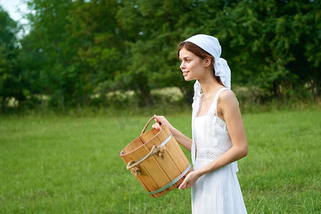 白裙摄影照片_穿白裙的女人乡村自然生态