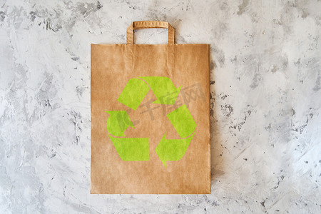 包装纸袋设计摄影照片_浅色背景上的空白生态包装纸袋。