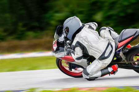 全科医生摄影照片_摩托车练习倾斜到轨道上的快速弯道
