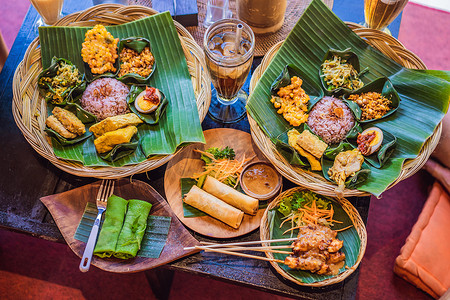 Nasi lemak、Nasi Campur、印尼巴厘岛米饭配土豆饼、沙爹、炸豆腐、辣煮鸡蛋和花生