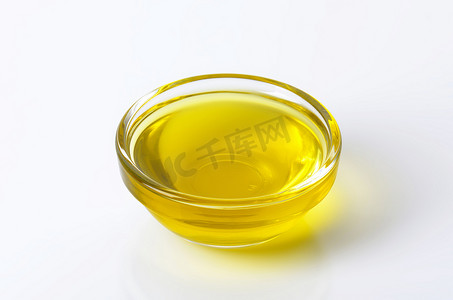 黄色液体摄影照片_橄榄油