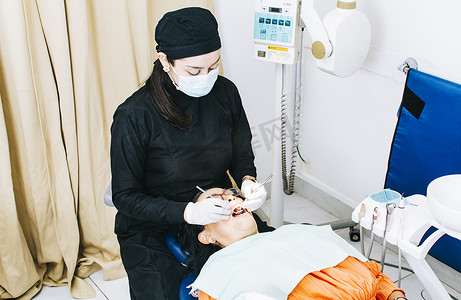 病人躺着的女牙医，牙医给病人检查口腔，女牙医给女病人做牙髓病，牙医做口腔科