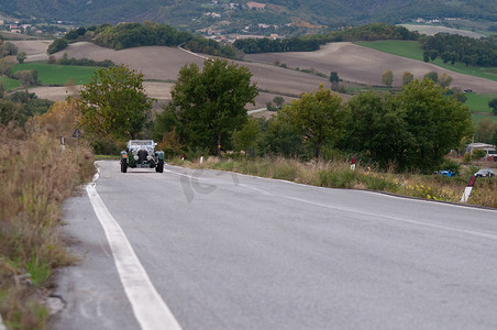阿斯顿·马丁·勒芒 (ASTON MARTIN LE MANS) 在 2020 年拉力赛 Mille Miglia 的一辆旧赛车上，这是意大利著名的历史赛事（1927-1957）