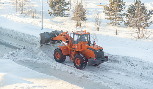 冬季从雪中清洁和清洁城市道路