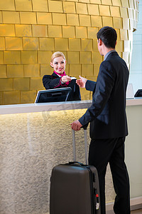 酒店接待员办理入住手续并提供钥匙卡