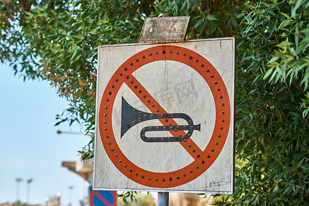 红色喇叭摄影照片_城市街道上没有喇叭标志。