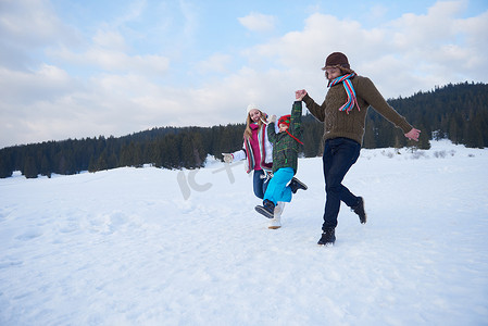 幸福的家庭在冬天一起玩雪