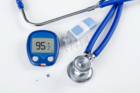 糖尿并发症摄影照片_白色背景的糖尿​​病测试套件和听诊器