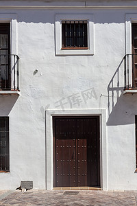 白色木门摄影照片_封闭式旧复古木门，带白色混凝土门锁