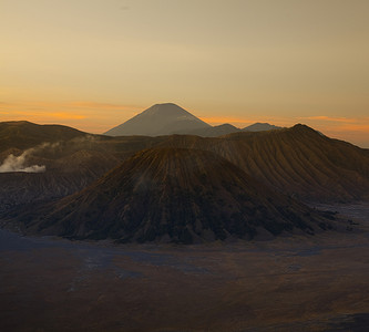 印度尼西亚爪哇布罗莫火山，色彩鲜艳生动的主题