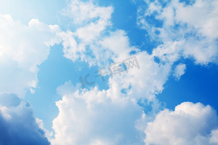 高清晰摄影照片_美丽的蓝天，云彩背景，夏季明亮的灯光清晰