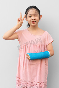 亚洲儿童手臂骨折，脸上带着微笑的表情