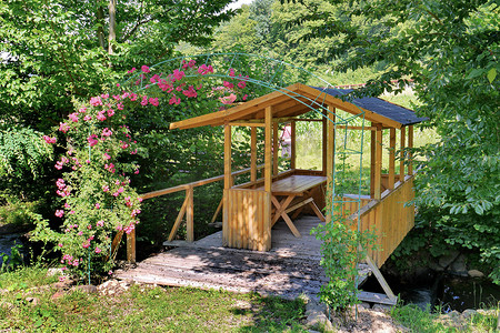 花园里有一个美丽的木制凉亭，晚上可以在舒适的夏季农舍里喝一瓶啤酒或一杯葡萄酒