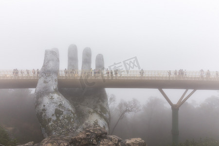 越南岘港 — 2019年1月4日：雨天岘港巴纳山金桥雾中景观