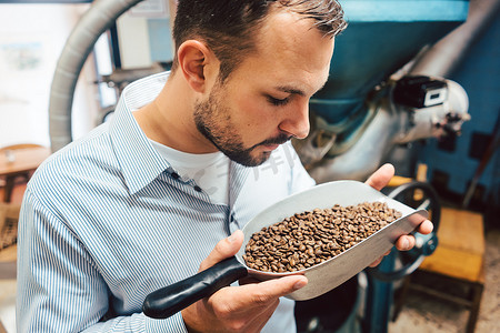 咖啡烘焙厂里的男人用新鲜的豆子