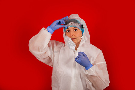 身穿防护服的女医生，可抵御头孢病毒。