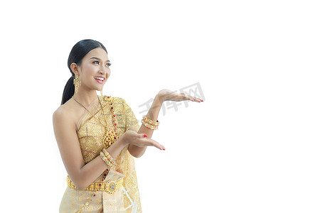 美丽的泰国妇女穿着传统的泰国服装