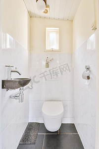 黑白摄影照片_黑白风格的小浴室
