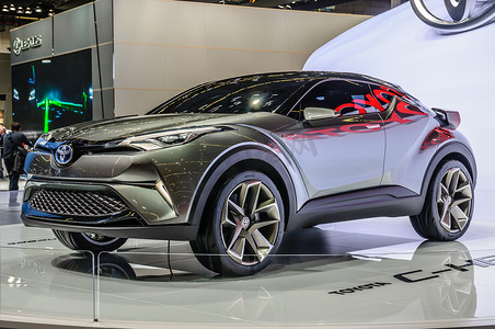 法兰克福-2015 年 9 月： 丰田 C-HR 概念在 IAA Inter 上展示